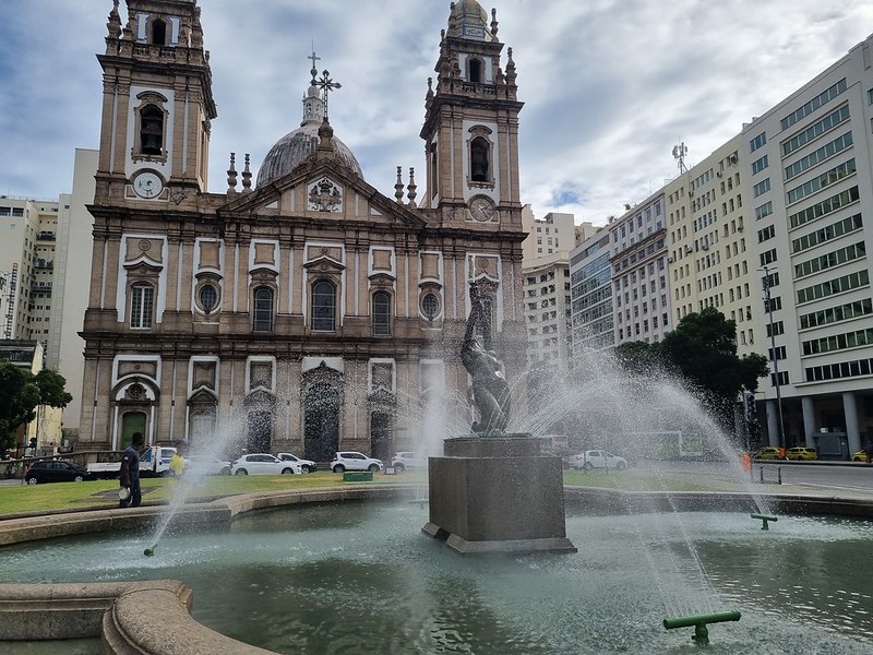 Chafariz Oferenda volta a funcionar em frente à Igreja da Candelária - Prefeitura da Cidade do Rio de Janeiro