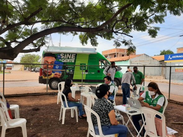 Prefeitura de Cuiab | Van do Sine da Gente leva oportunidades de emprego ao bairro Parque Gergia e regio