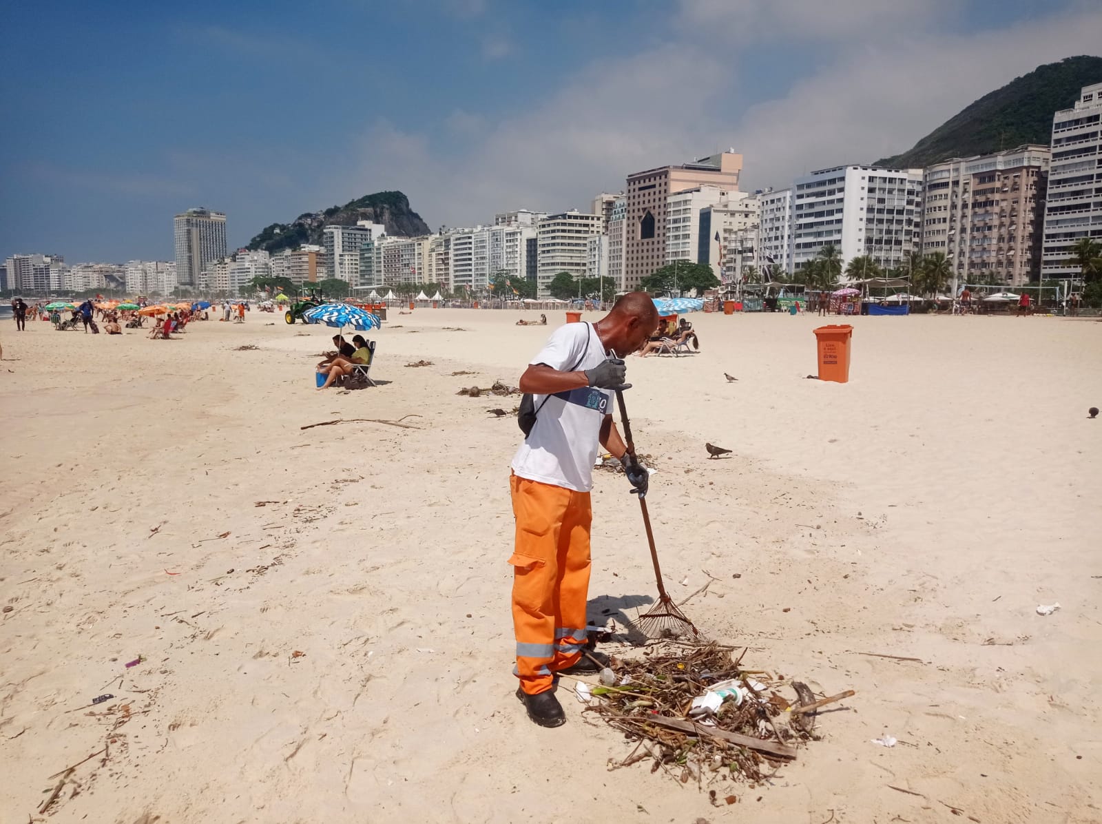 Comlurb prepara operação especial de limpeza para show gratuito na Praia de Copacabana neste sábado - Prefeitura da Cidade do Rio de Janeiro