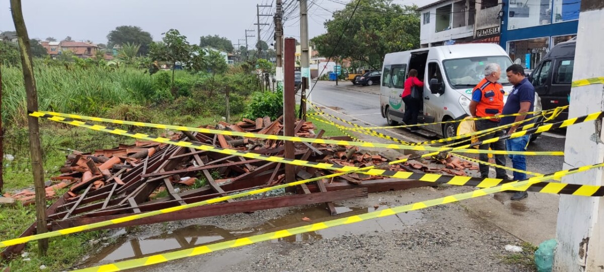 Defesa Civil de Búzios isola ponto de ônibus que caiu