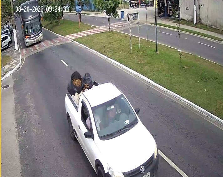 Imagens da câmera de segurança do Centro de Monitoramento de Búzios identifica homem que furtou blocos de intertravados das obras de acessibilidades no Centro de Búzios