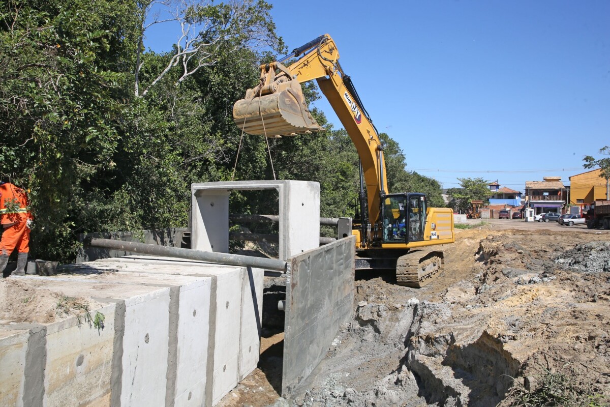 Prefeito e vice-prefeito visitam retorno das obras do Valão de Cem Braças