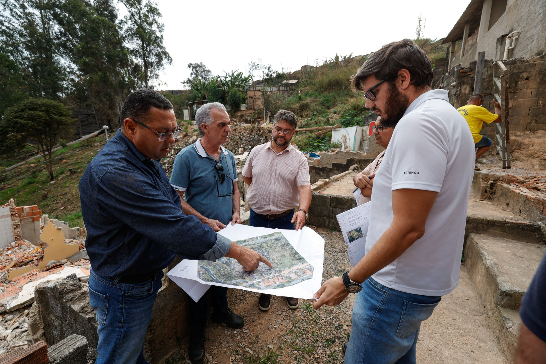Técnicos da Fumas e Prefeitura vistoriam vielas do Jardim São Camilo