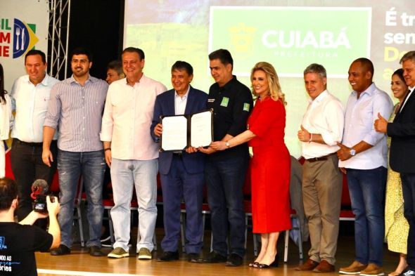 Prefeitura de Cuiab | Com participao de ministro de Lula, prefeito e primeira-dama de Cuiab efetivam programa Prato Cheio e adeso ao Plano Brasil Sem Fome