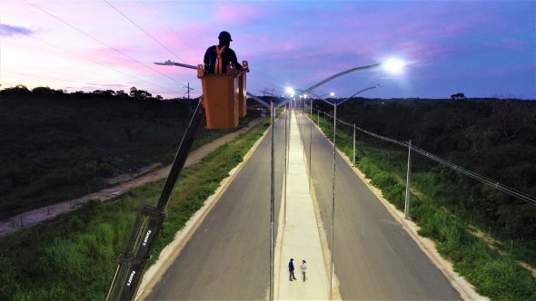 Prefeitura de Cuiab | Manuteno na iluminao pblica alcanou mais de 50 bairros de Cuiab em apenas uma semana
