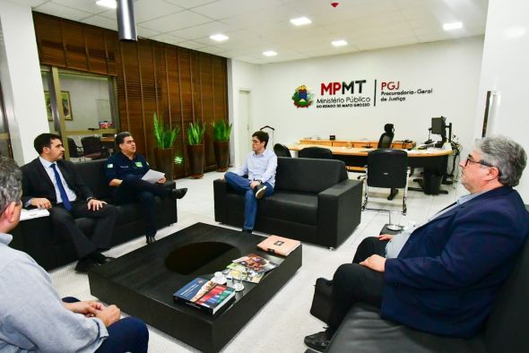 Prefeitura de Cuiab | Prefeito entrega documentos e pede apurao ao MPE sobre irregularidades cometidas pelo gabinete de interveno; rombo pode chegar a R$183 milhes