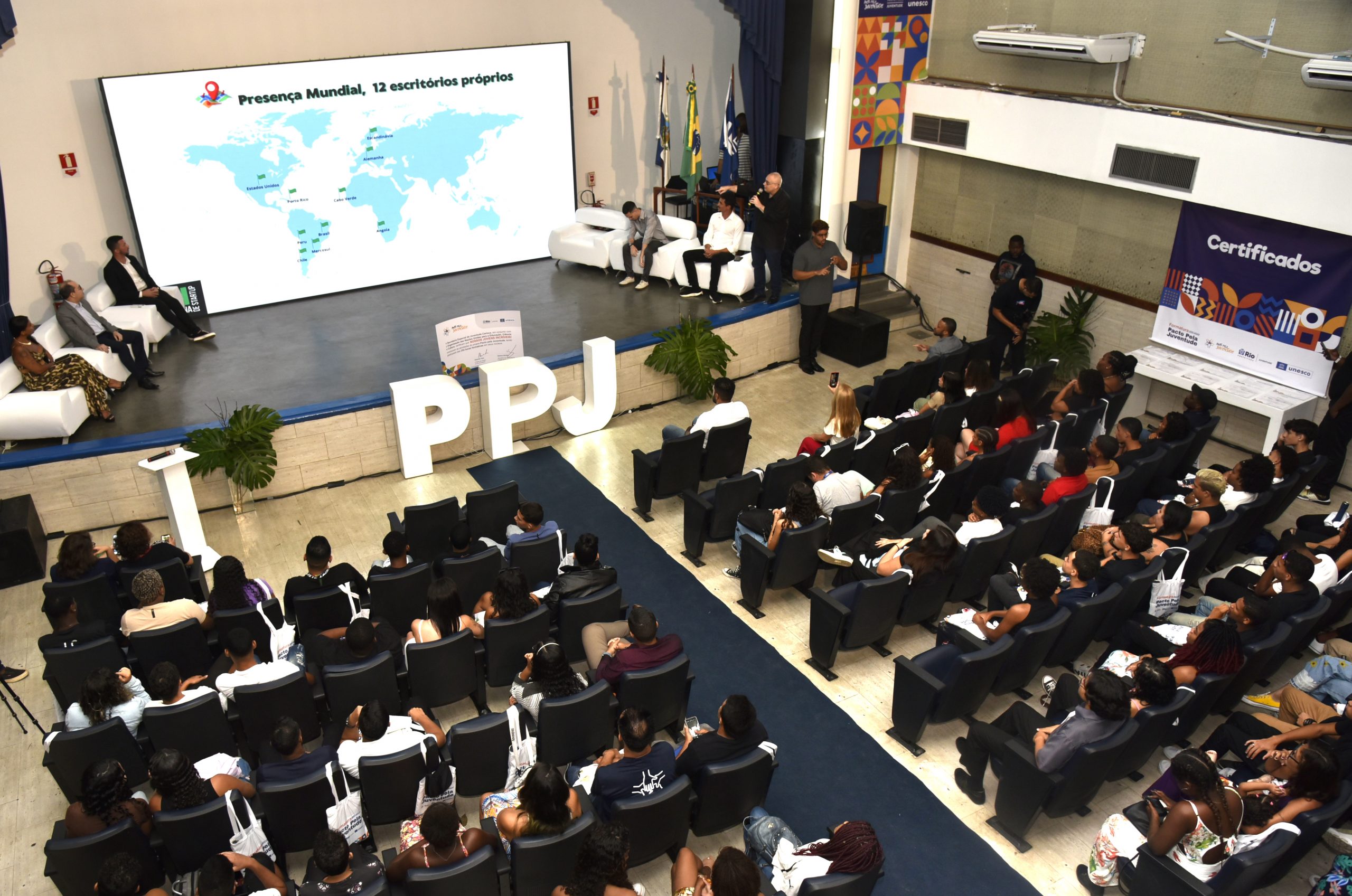 Programa Pacto Pela Juventude forma 235 jovens de comunidades - Prefeitura da Cidade do Rio de Janeiro