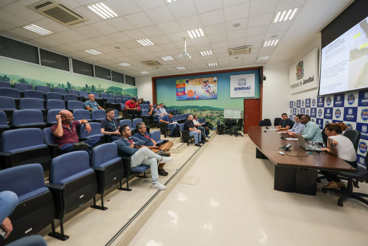 Prefeitura e empresas traçam estratégia por fim de bagunça de fios em postes