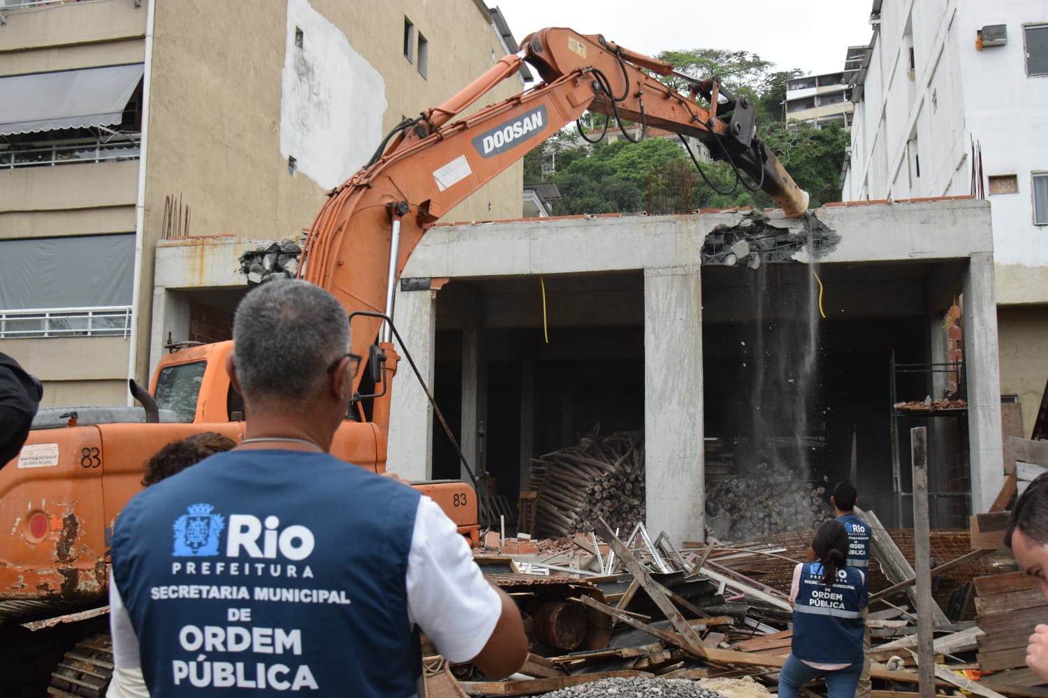 Seop realiza operação na Muzema e chega a três mil demolições de construções irregulares desde 2021 - Prefeitura da Cidade do Rio de Janeiro