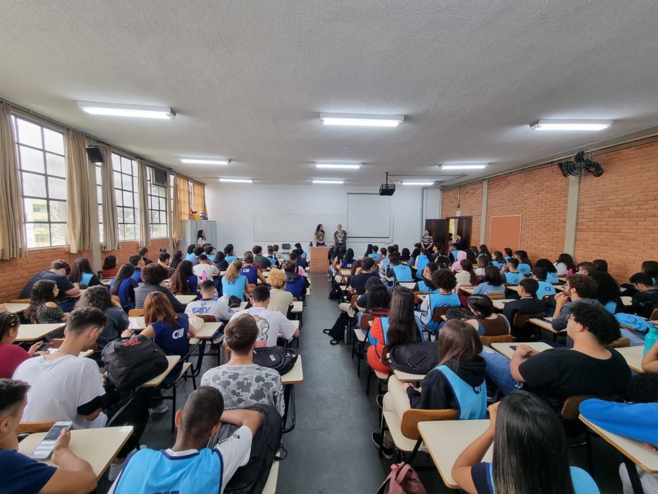 Assessoria da Mulher promove conversa com jovens estudantes