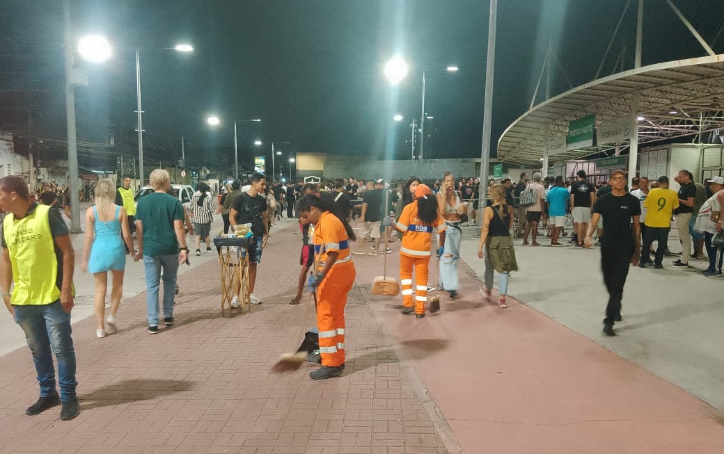 Comlurb prepara operação especial de limpeza para os shows do grupo mexicano RBD no Estádio Nilton Santos - Prefeitura da Cidade do Rio de Janeiro
