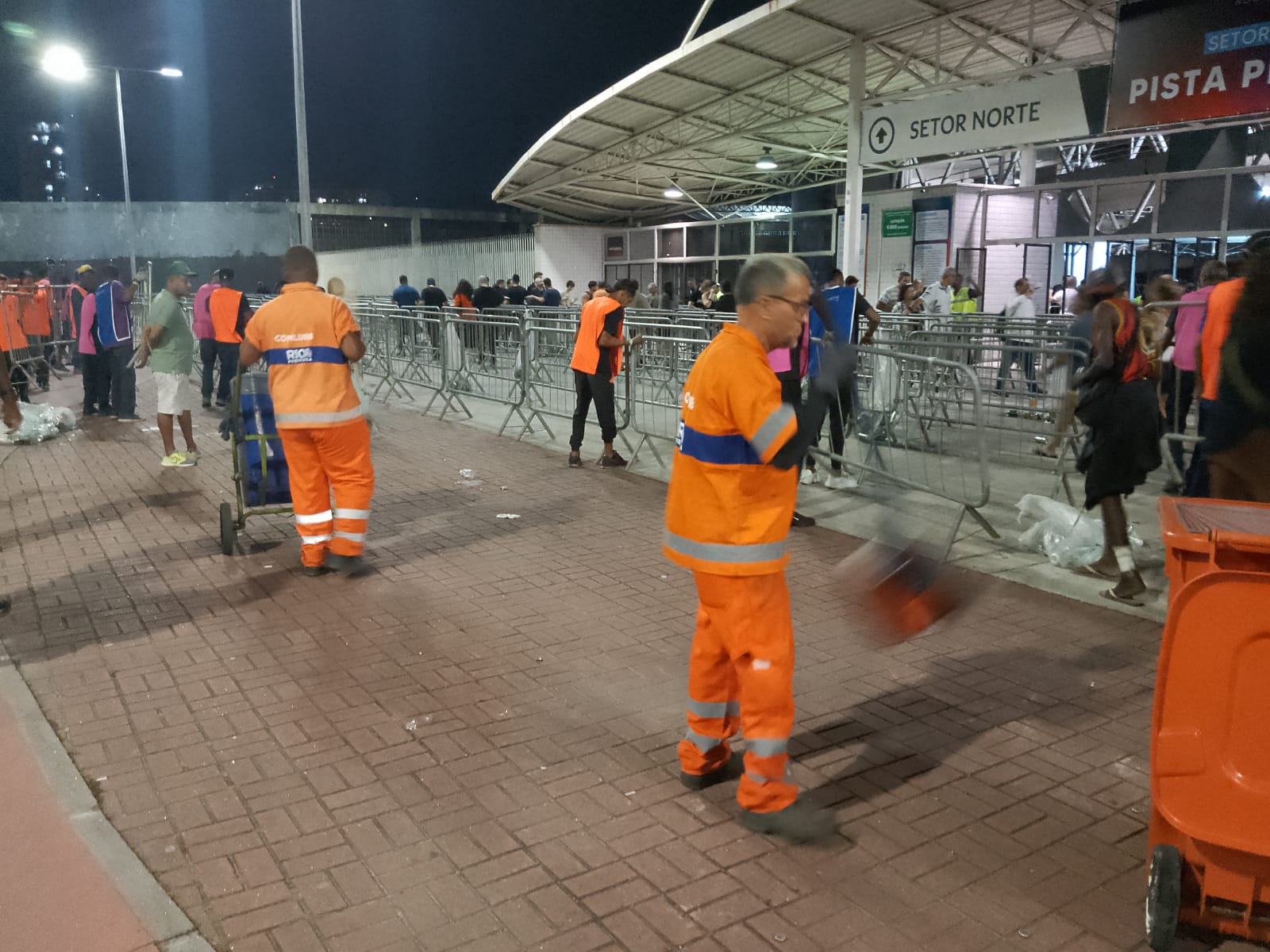 Comlurb recolhe cinco toneladas de resíduos no primeiro dia de show da cantora Taylor Swift no Engenhão - Prefeitura da Cidade do Rio de Janeiro