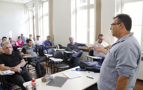 Liceu de Ofcios de Curitiba oferta o curso gratuito Tcnicas para Garom