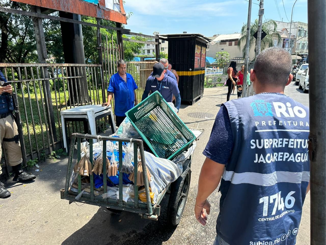 Subprefeitura de Jacarepaguá realiza operação de ordem pública na Taquara - Prefeitura da Cidade do Rio de Janeiro