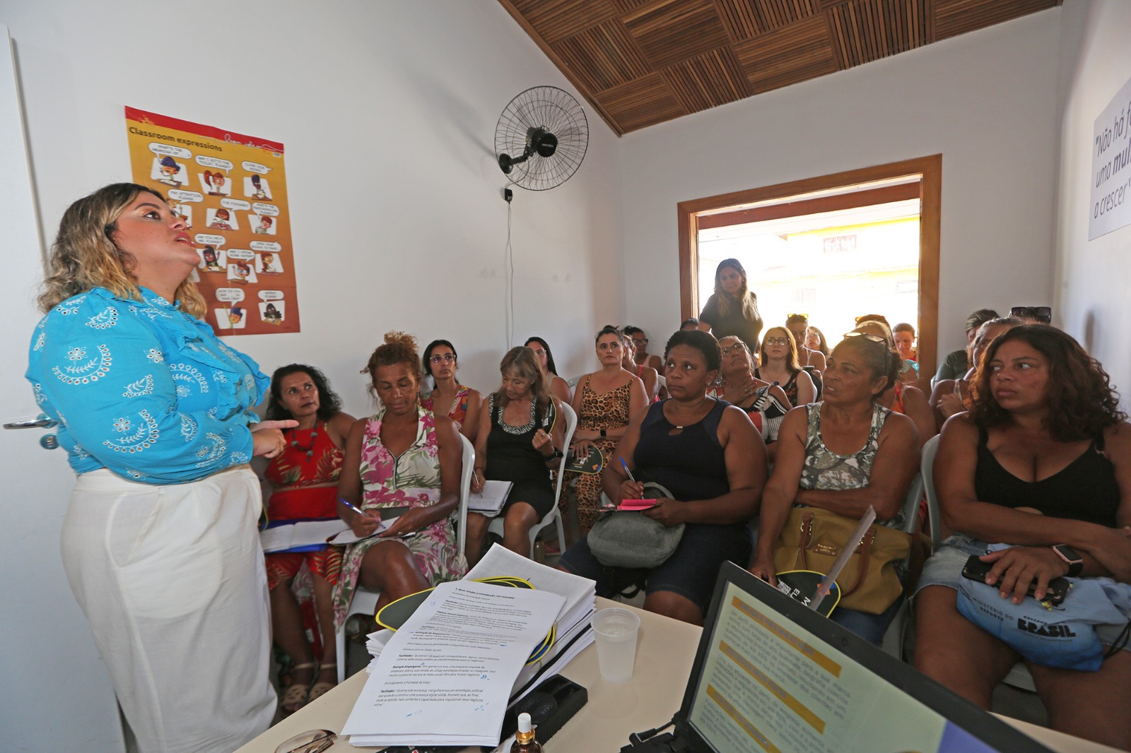 Workshop Mulheres & Negócios sobre redes sociais atrai dezenas de empreendedoras na Casa da Mulher Buziana