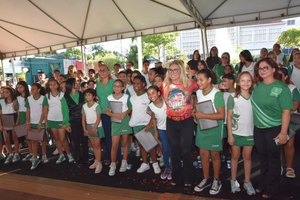 Prefeitura de Cuiab | Coral Infantojuvenil 'Canto da Gurizada' encanta em apresentao na Praa Alencastro e primeira-dama destaca evento inesquecvel