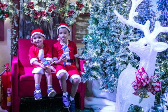 Prefeitura de Cuiab | Emocionados, irmos se vestem de Papai Noel para receber o Natal da Gente 2023