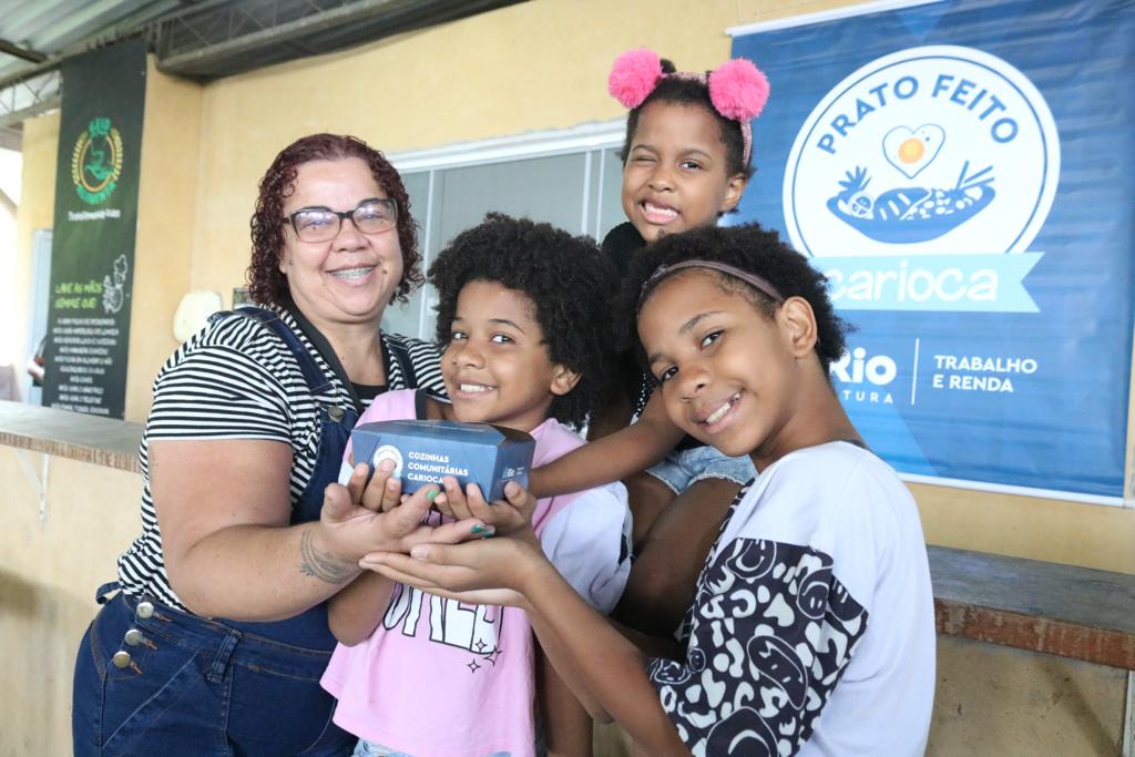 Programa Prato Feito promove almoço especial de Natal e distribuição de presentes - Prefeitura da Cidade do Rio de Janeiro