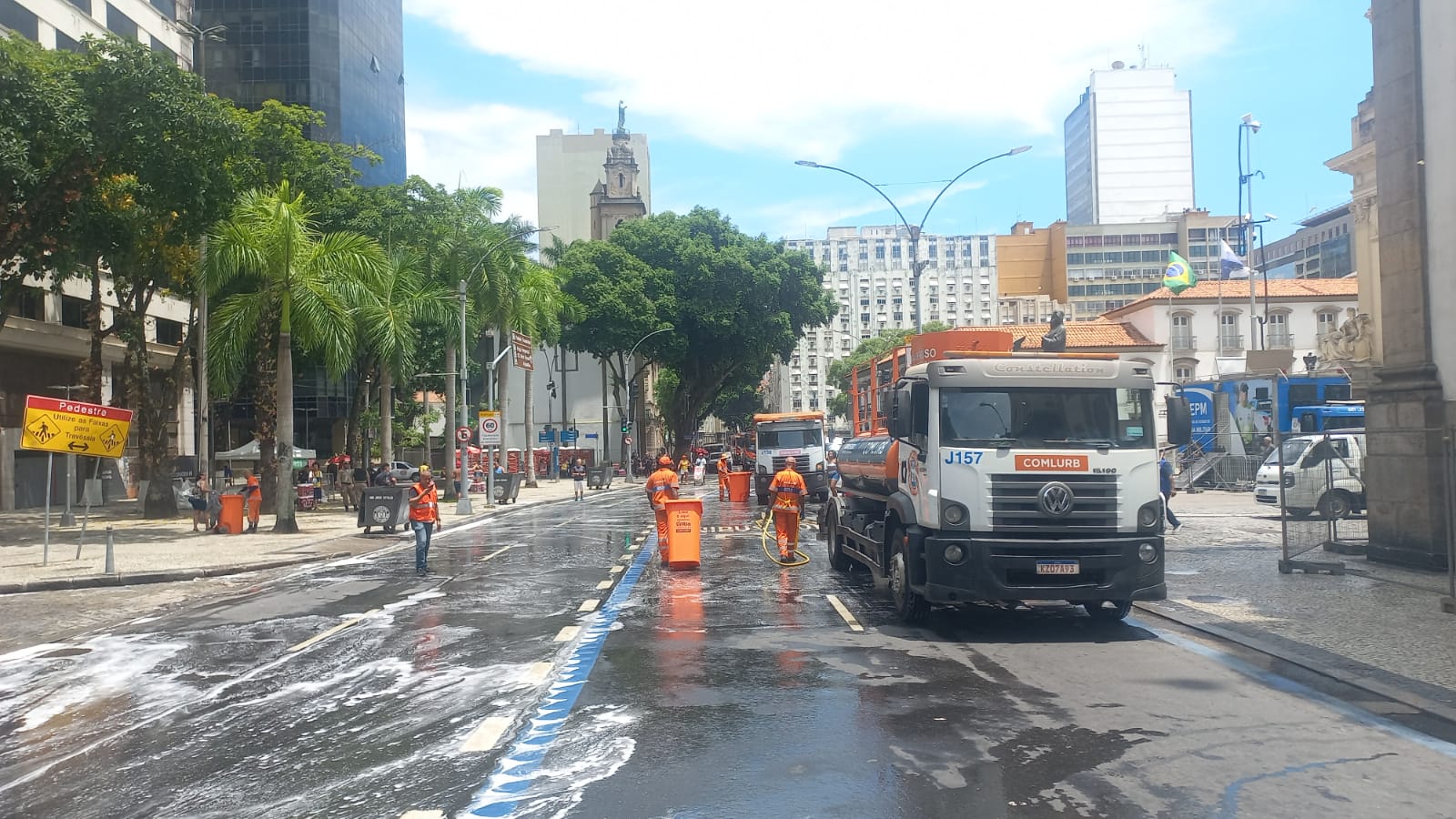 Com agilidade e essência de eucalipto, Comlurb fecha limpeza das ruas após passagem dos blocos deste sábado - Prefeitura da Cidade do Rio de Janeiro