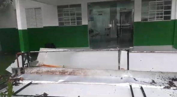 Prefeitura de Cuiab | Fachada de unidade reformada recentemente pelo Gabinete de Interveno do Estado desaba aps chuva intensa