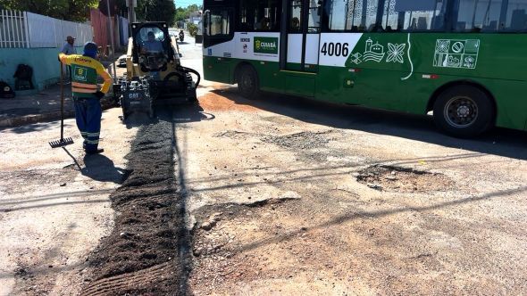 Prefeitura de Cuiab | Operao de tapa-buracos atende bairro Santa Amlia