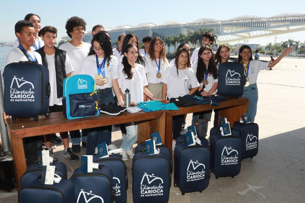 Prefeitura entrega passaportes e kits de viagem aos alunos vencedores da Olimpíada Carioca de Matemática que vão à Disney e à Nasa - Prefeitura da Cidade do Rio de Janeiro