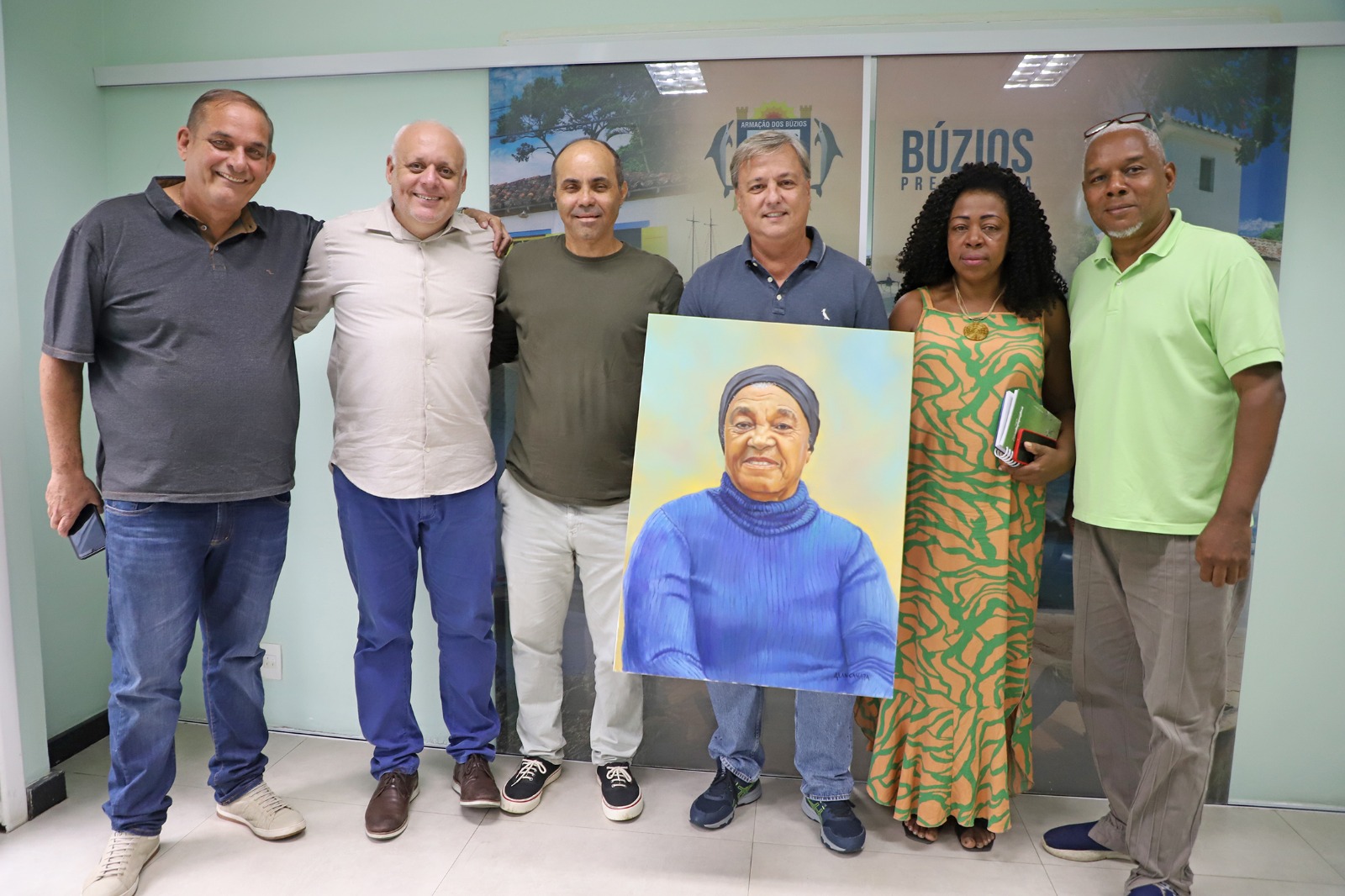 Quadro em homenagem à quilombola Dona Uia é recebido pelo Prefeito Alexandre Martins