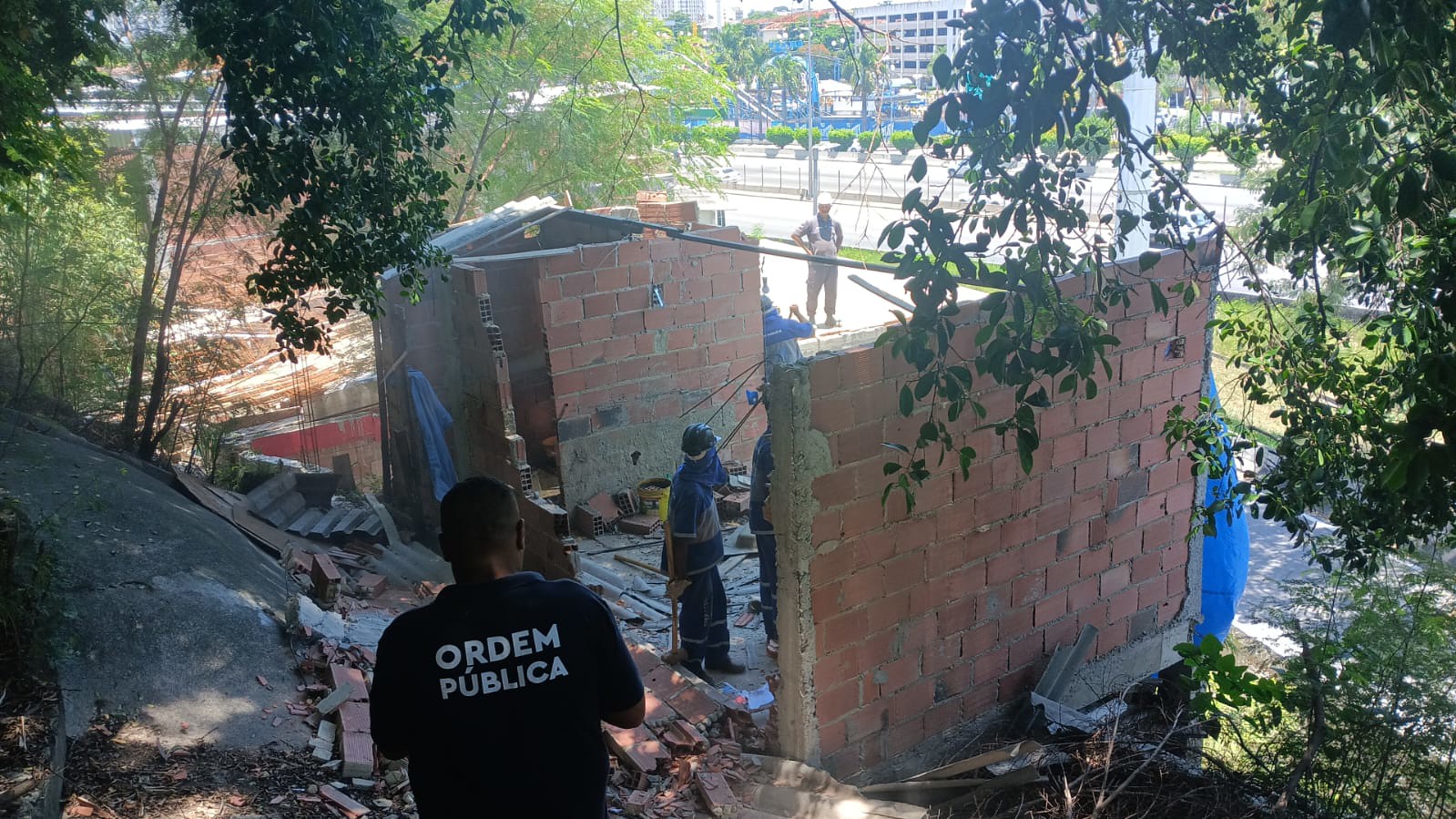 Quatro construções ilegais são demolidas na saída 5 da Linha Amarela - Prefeitura da Cidade do Rio de Janeiro