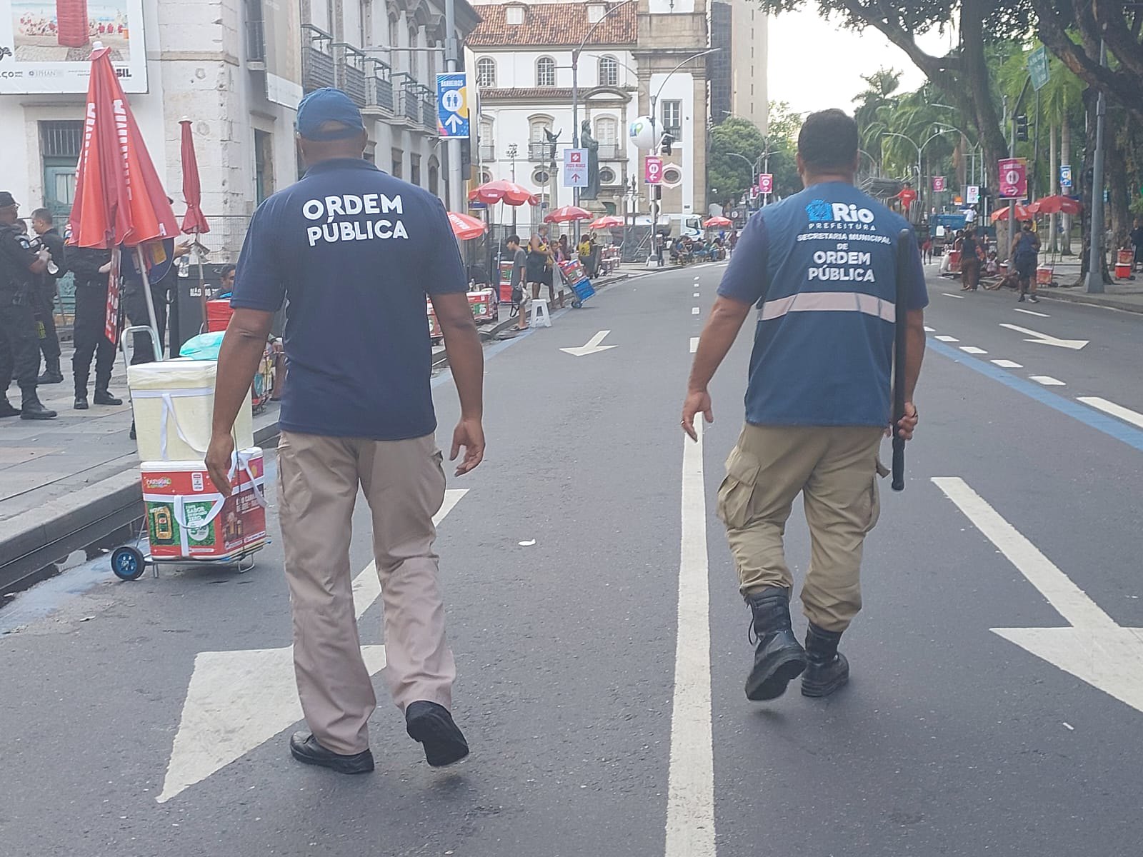 Seop e GM-Rio apreendem 260 garrafas de vidro e 13 facas e objetos perfurocortantes nos blocos de rua do fim de semana - Prefeitura da Cidade do Rio de Janeiro