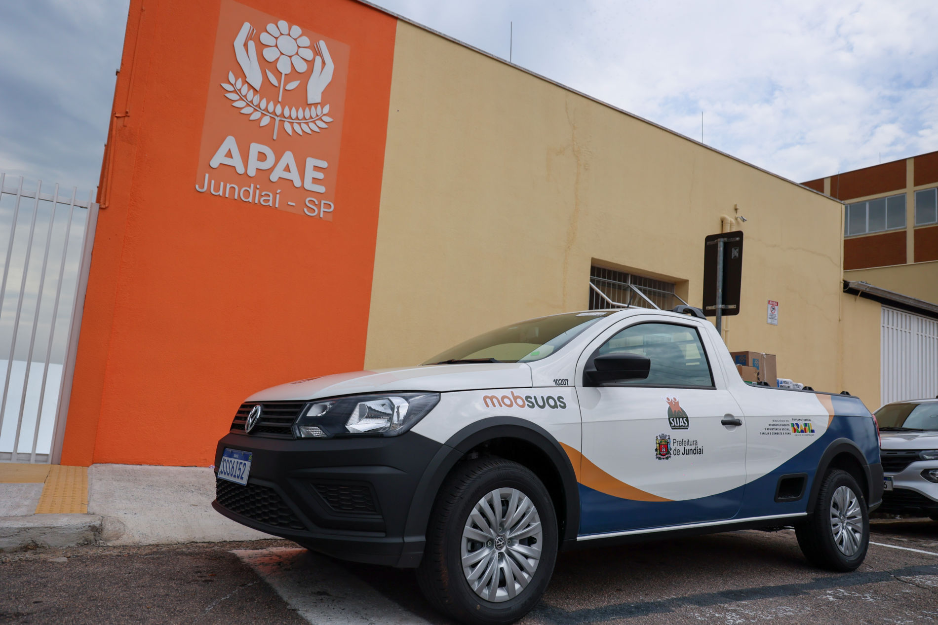 Com articulação da Prefeitura, APAE Jundiaí recebe veículo e aparelhos de ar-condicionado