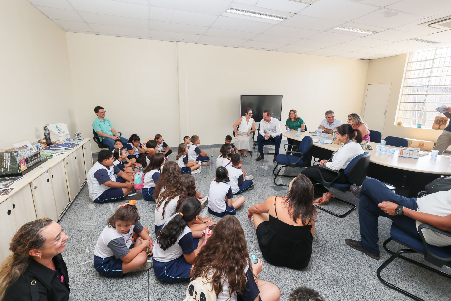 Crianças apresentam campanha de combate à dengue para gestores da Prefeitura