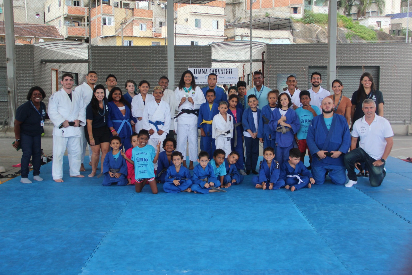 Vila Olímpica da Gamboa recebe visita da judoca Luana Carvalho: atleta inspirou alunos - Prefeitura da Cidade do Rio de Janeiro