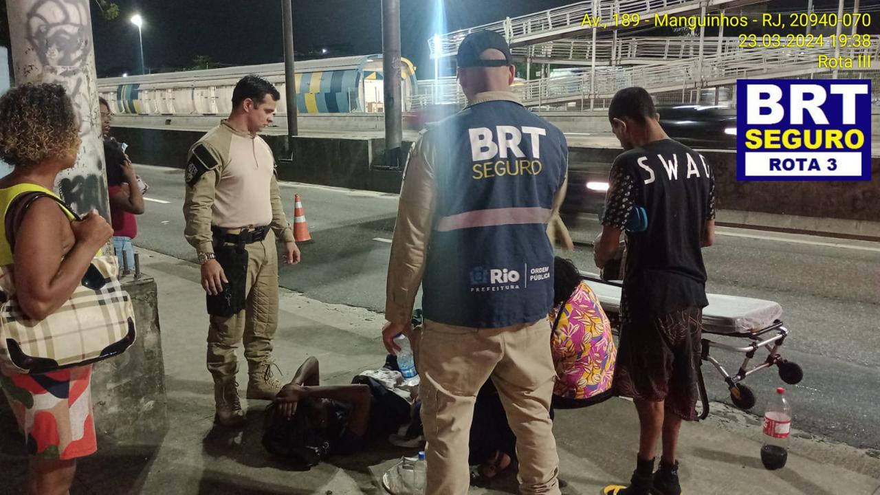 Agentes do BRT Seguro auxiliam mulher em trabalho de parto no corredor Transbrasil - Prefeitura da Cidade do Rio de Janeiro